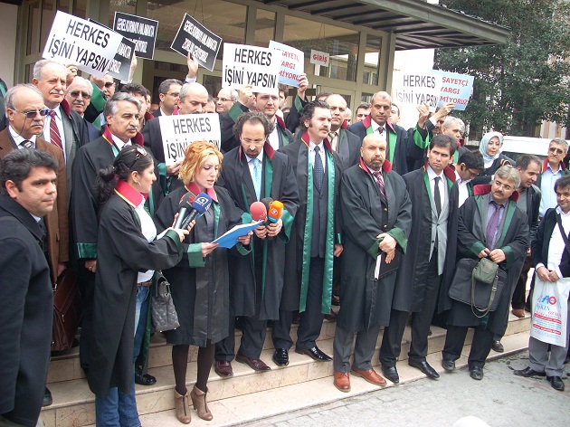 Hukukçular Platformu Adliye Önünde